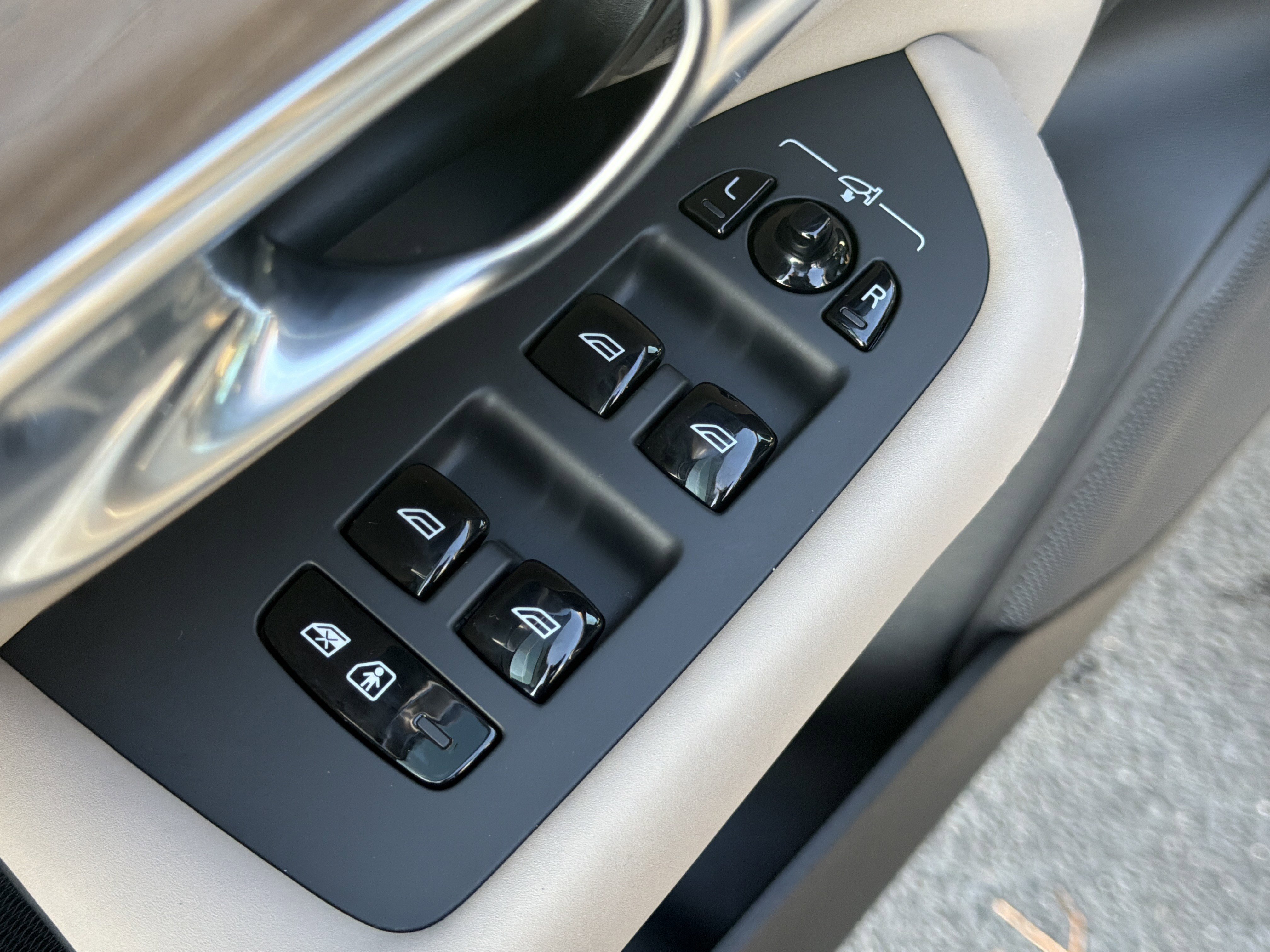 Used 2026 Volvo XC90 T8 Plus w/ Protection Package Premier image 15