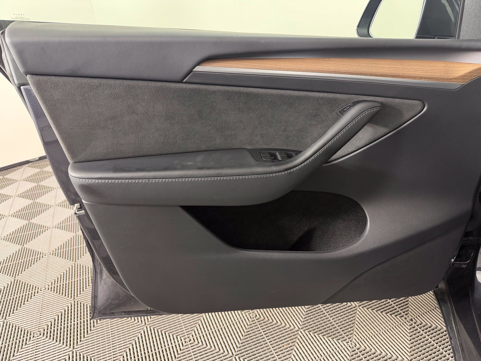 Used 2024 Tesla Model Y Long Range AWD/4WD image 16