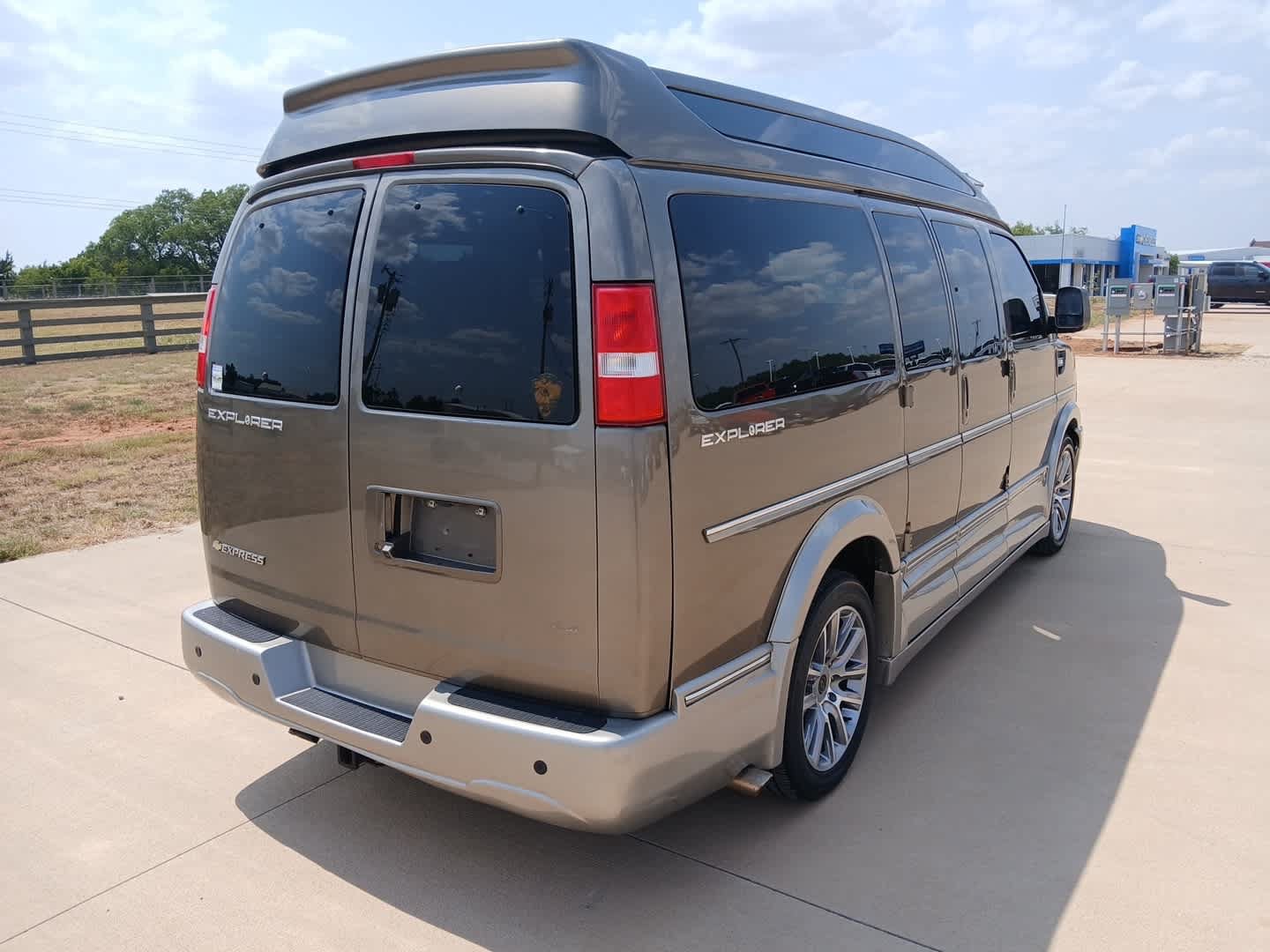 Used 2021 Chevrolet Express 2500 w/ Enhanced Convenience Package RWD image 6