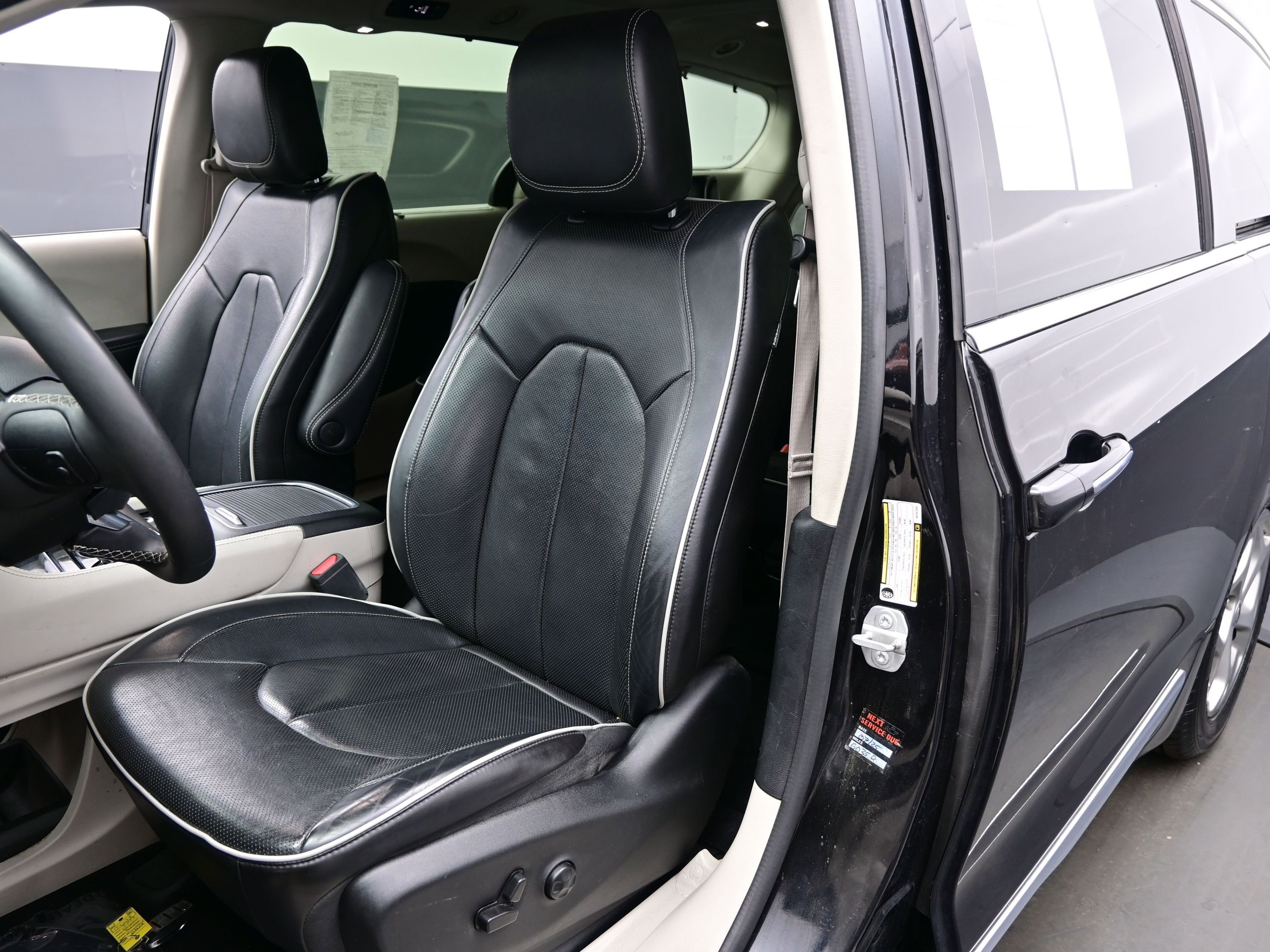 Used 2022 Chrysler Pacifica Limited image 11