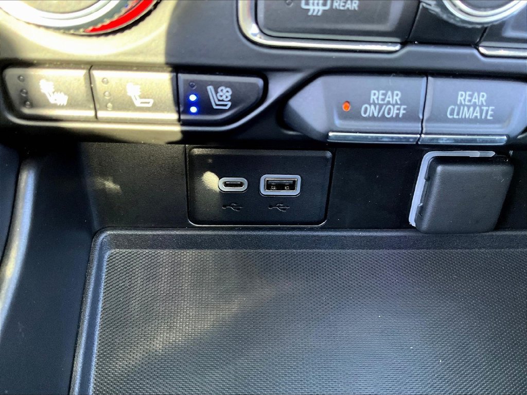 Used 2022 GMC Yukon XL AT4 AWD/4WD image 18