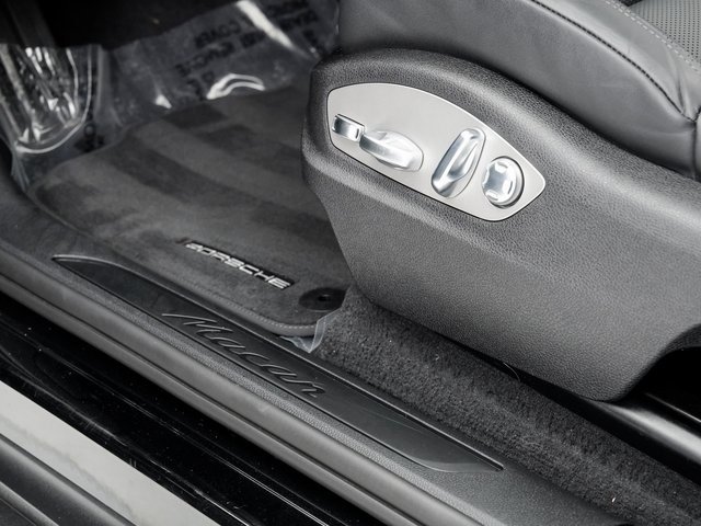 Certified 2025 Porsche Macan image 11