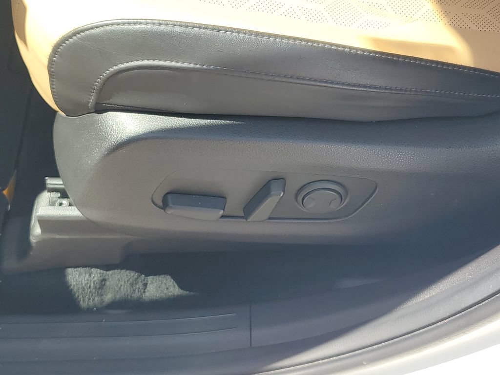 Used 2024 Kia Carnival LX FWD image 16