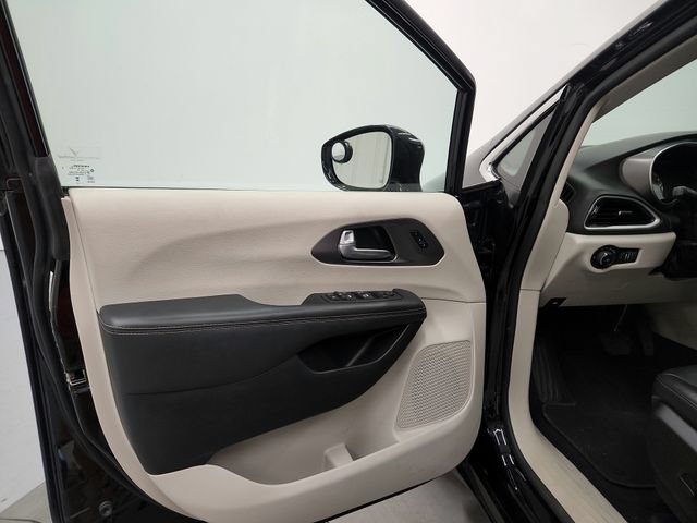 Used 2024 Chrysler Pacifica Touring-L FWD image 21