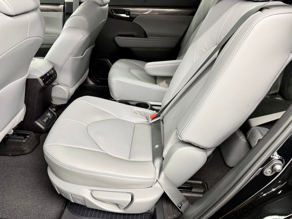 Used 2026 Toyota Highlander Platinum image 36