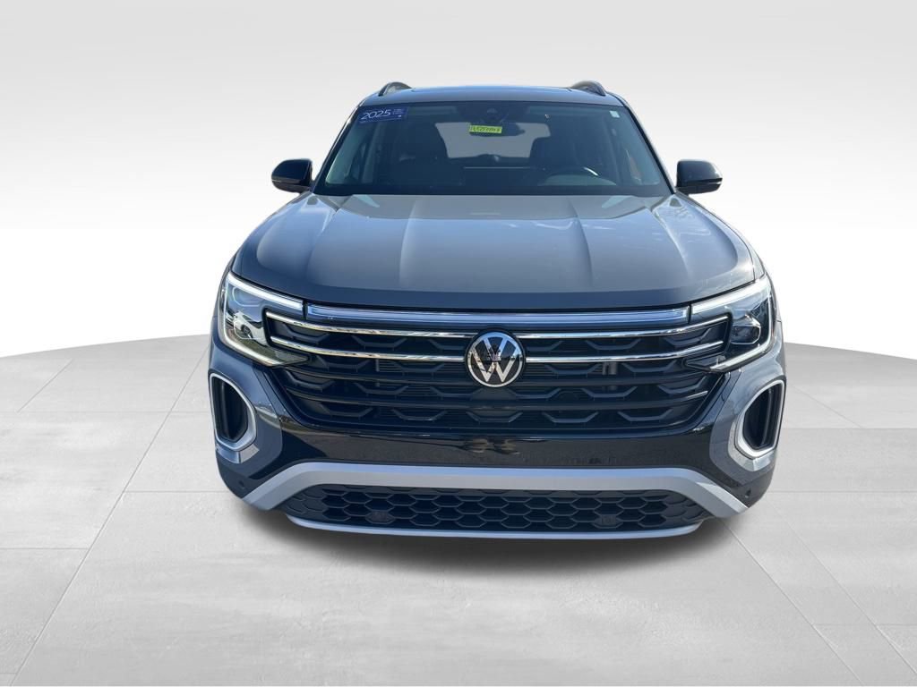 Used 2025 Volkswagen Atlas Peak Edition SE image 3