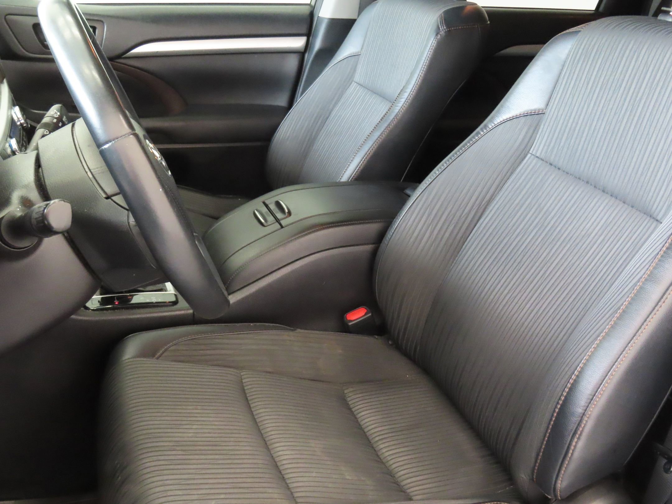 Used 2019 Toyota Highlander Plus FWD image 11