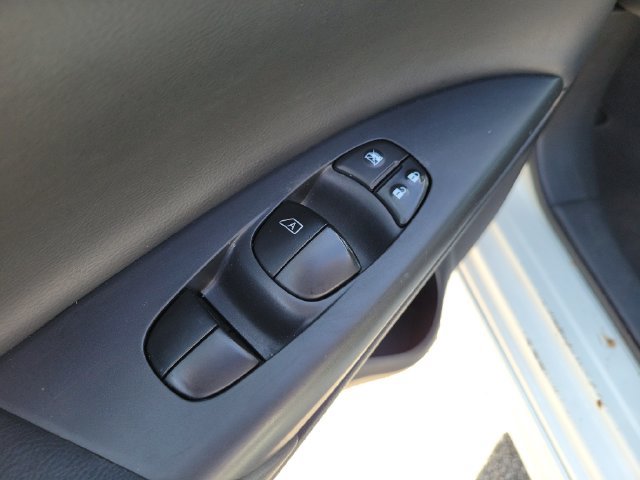 Used 2016 Nissan Sentra SR w/ SR Premium Package FWD image 19