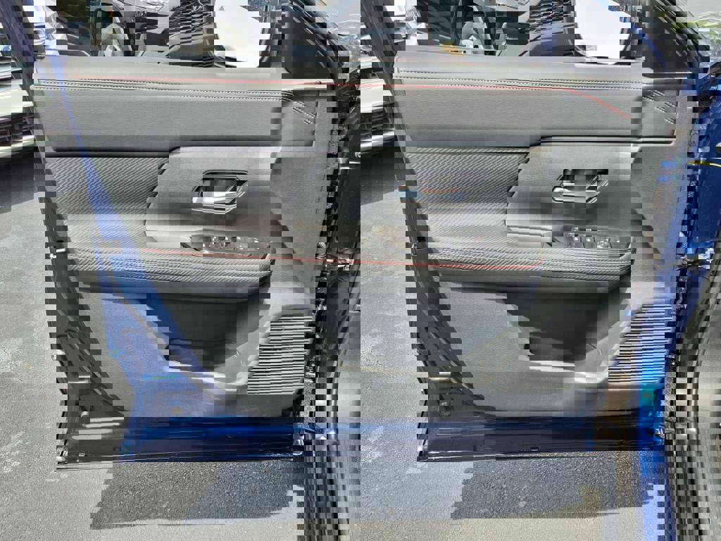 New 2025 Nissan Kicks SR image 8