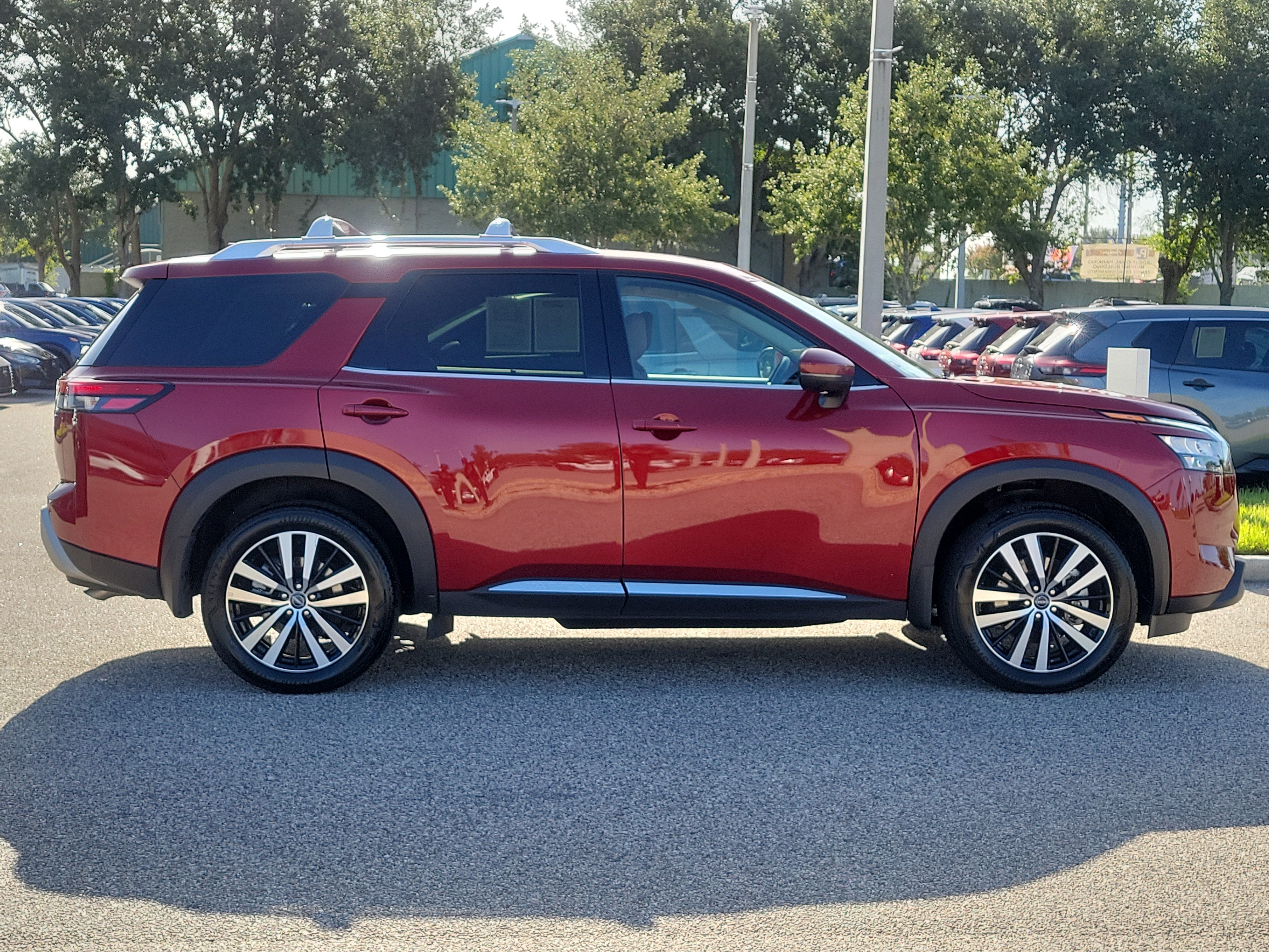 Certified 2025 Nissan Pathfinder Platinum w/ Black Appearance Package FWD image 4