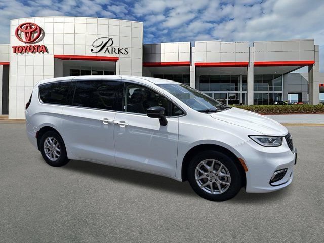 Used 2024 Chrysler Pacifica Touring-L FWD image 1