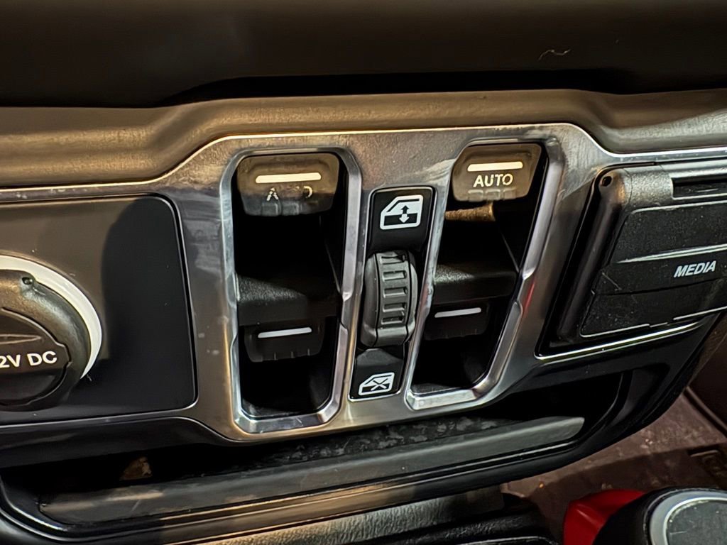 Used 2019 Jeep Wrangler Unlimited Sahara image 19