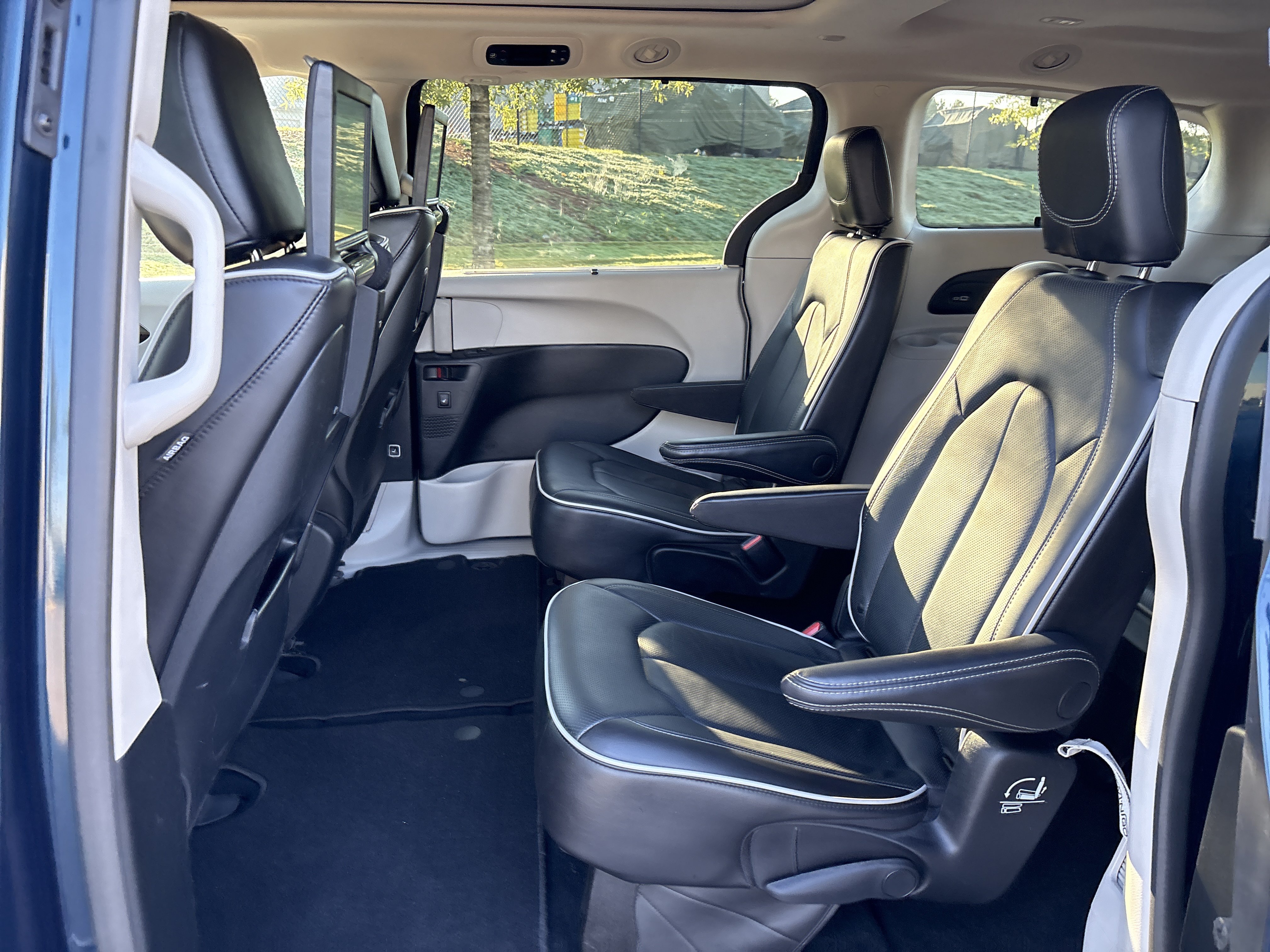 Used 2023 Chrysler Pacifica Limited w/ Uconnect Theater Family Group AWD/4WD image 34