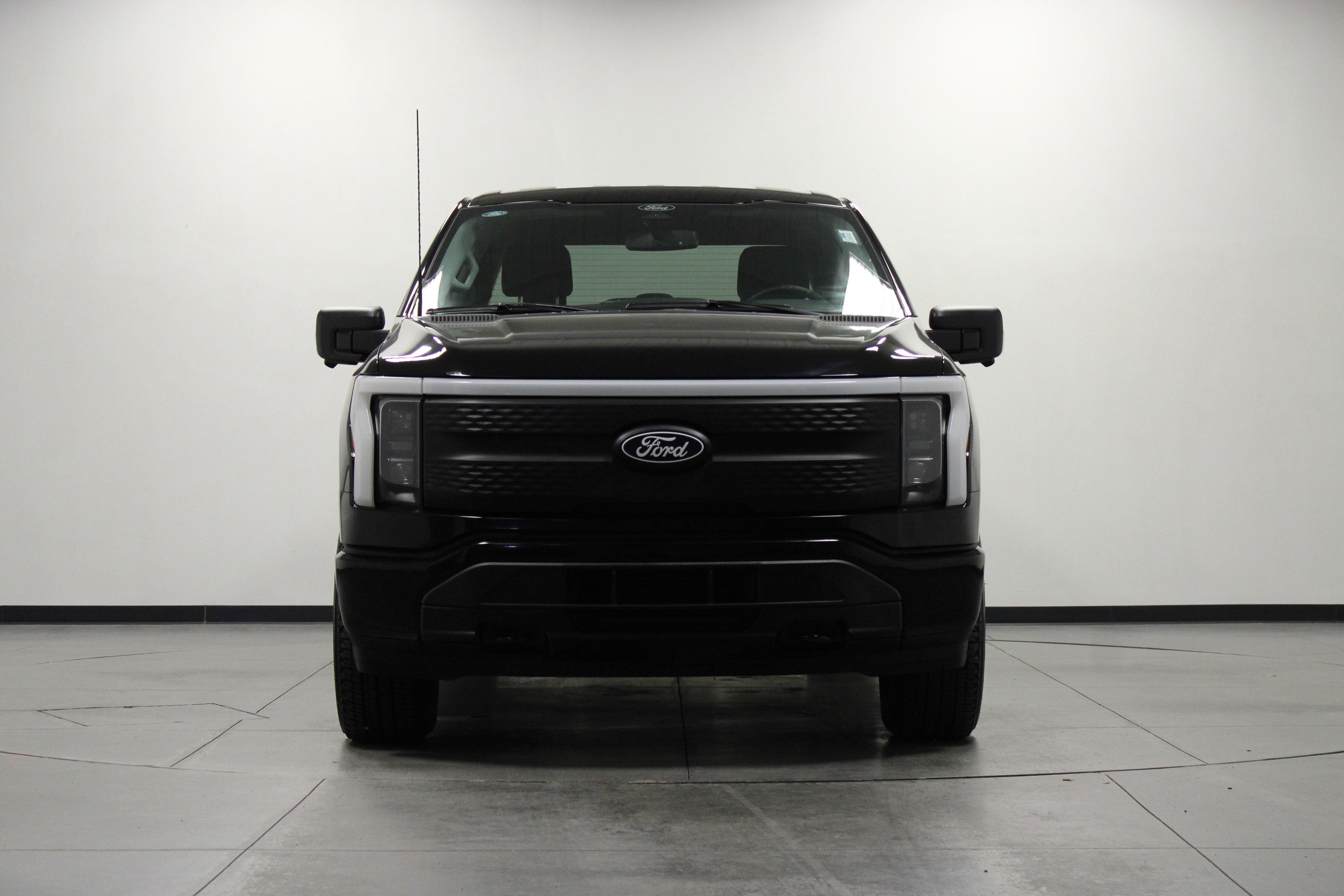 Used 2025 Ford F150 Lightning XLT AWD/4WD image 9