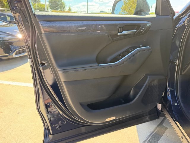 New 2026 Toyota Highlander Platinum AWD/4WD image 6