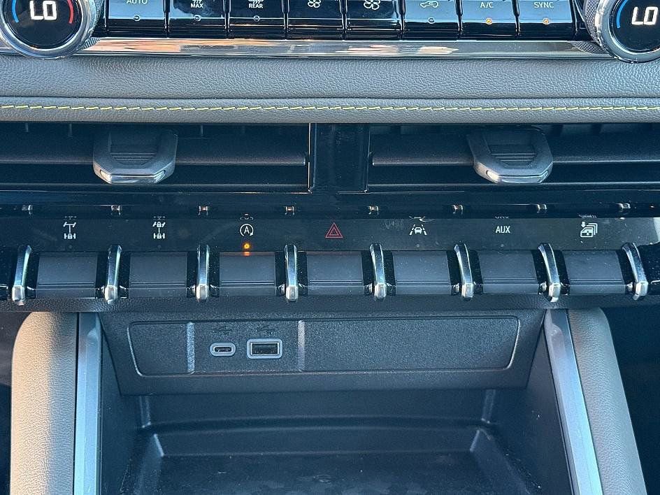 Used 2025 Chevrolet Colorado ZR2 w/ Midnight Edition image 24