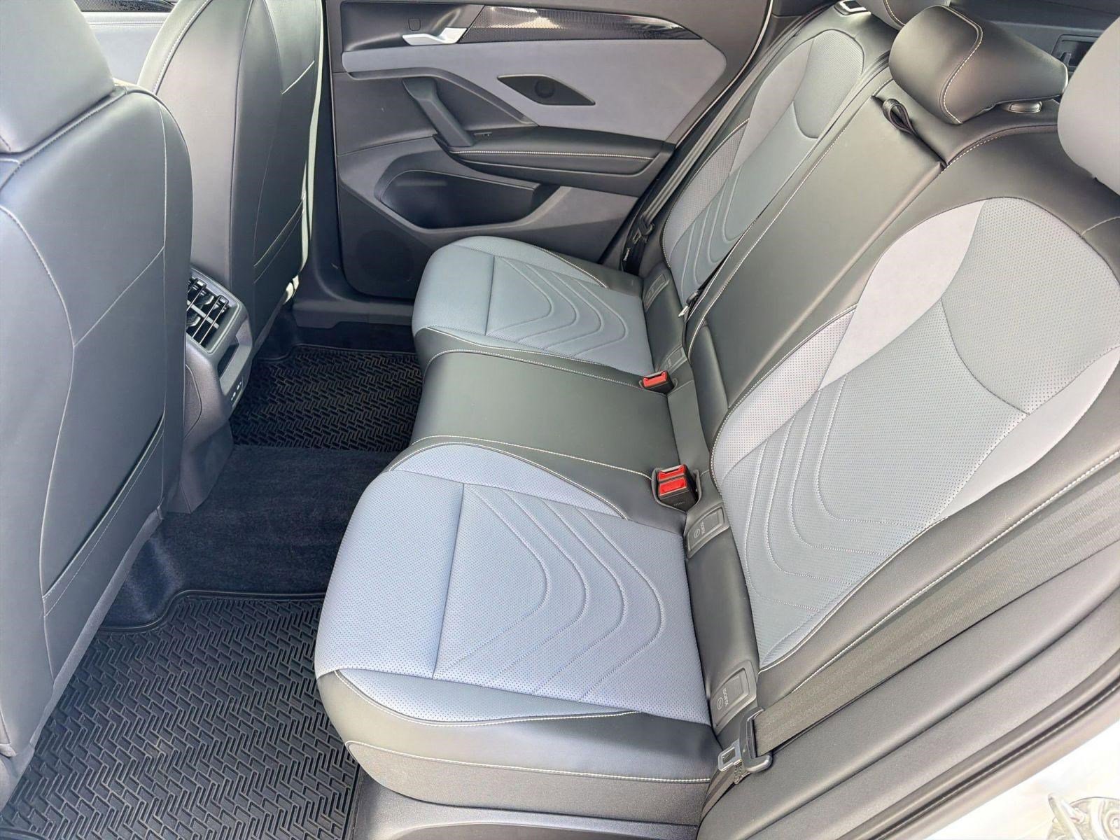 Used 2025 Volkswagen Tiguan SE R-Line image 15