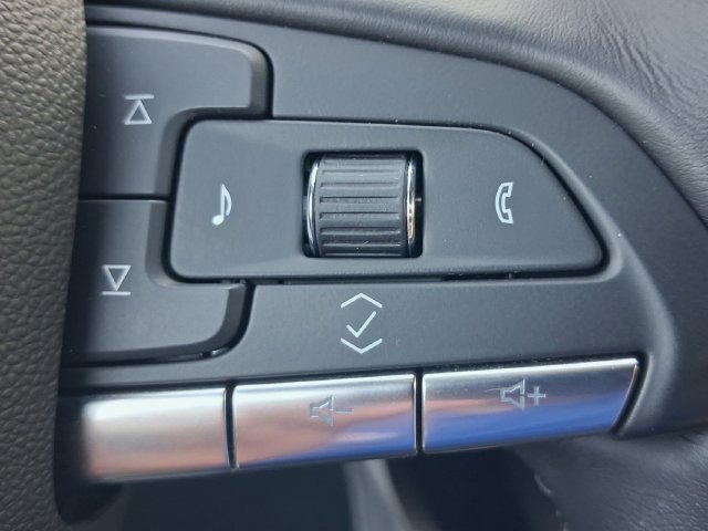 Used 2024 Cadillac XT4 Luxury w/ Cold Weather Package FWD image 17