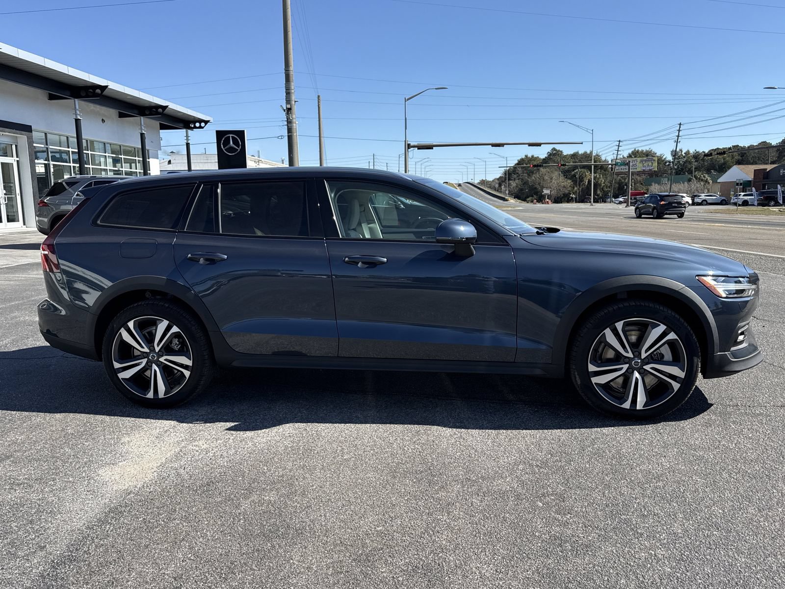 New 2026 Volvo V60 B5 Cross Country Plus w/ Protection Package Premier AWD/4WD image 6