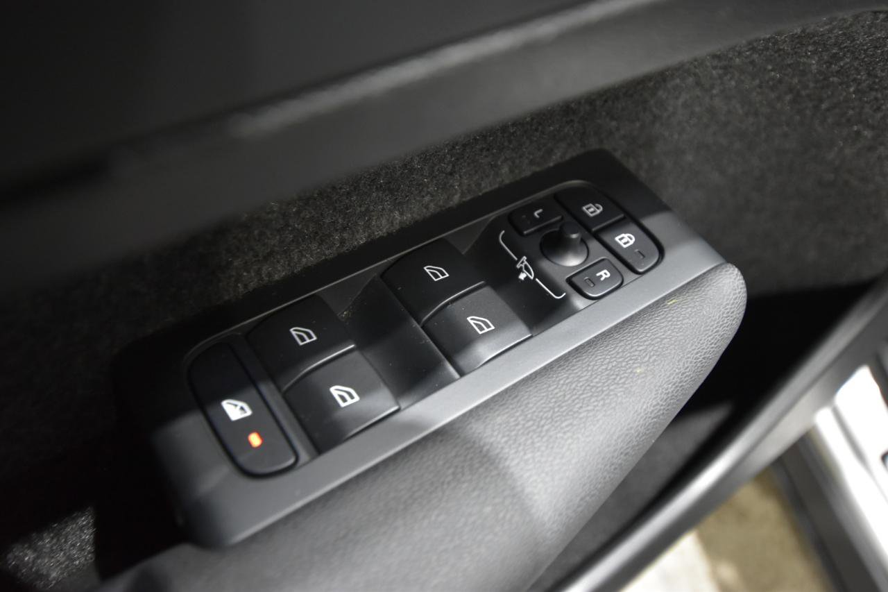 Used 2025 Volvo XC40 B5 Core image 14