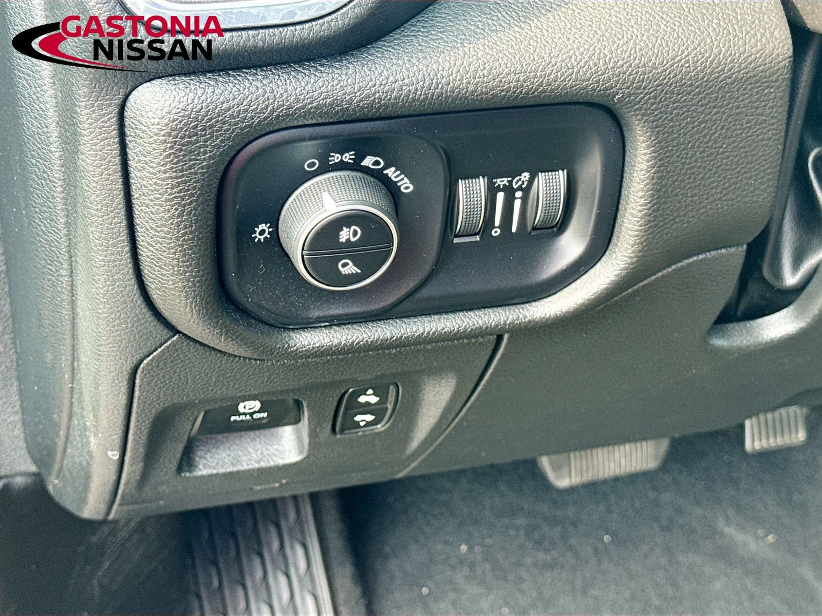 Used 2025 RAM 1500 Laramie AWD/4WD image 13