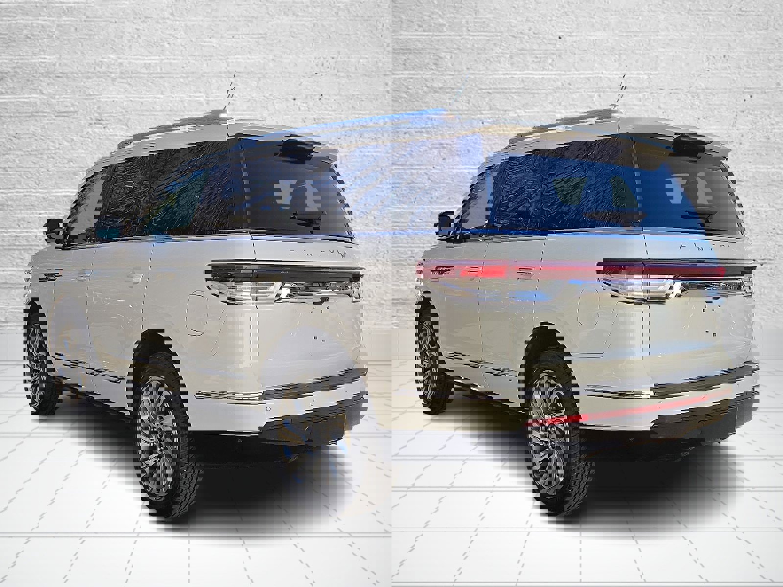 Used 2023 Lincoln Navigator Reserve image 4