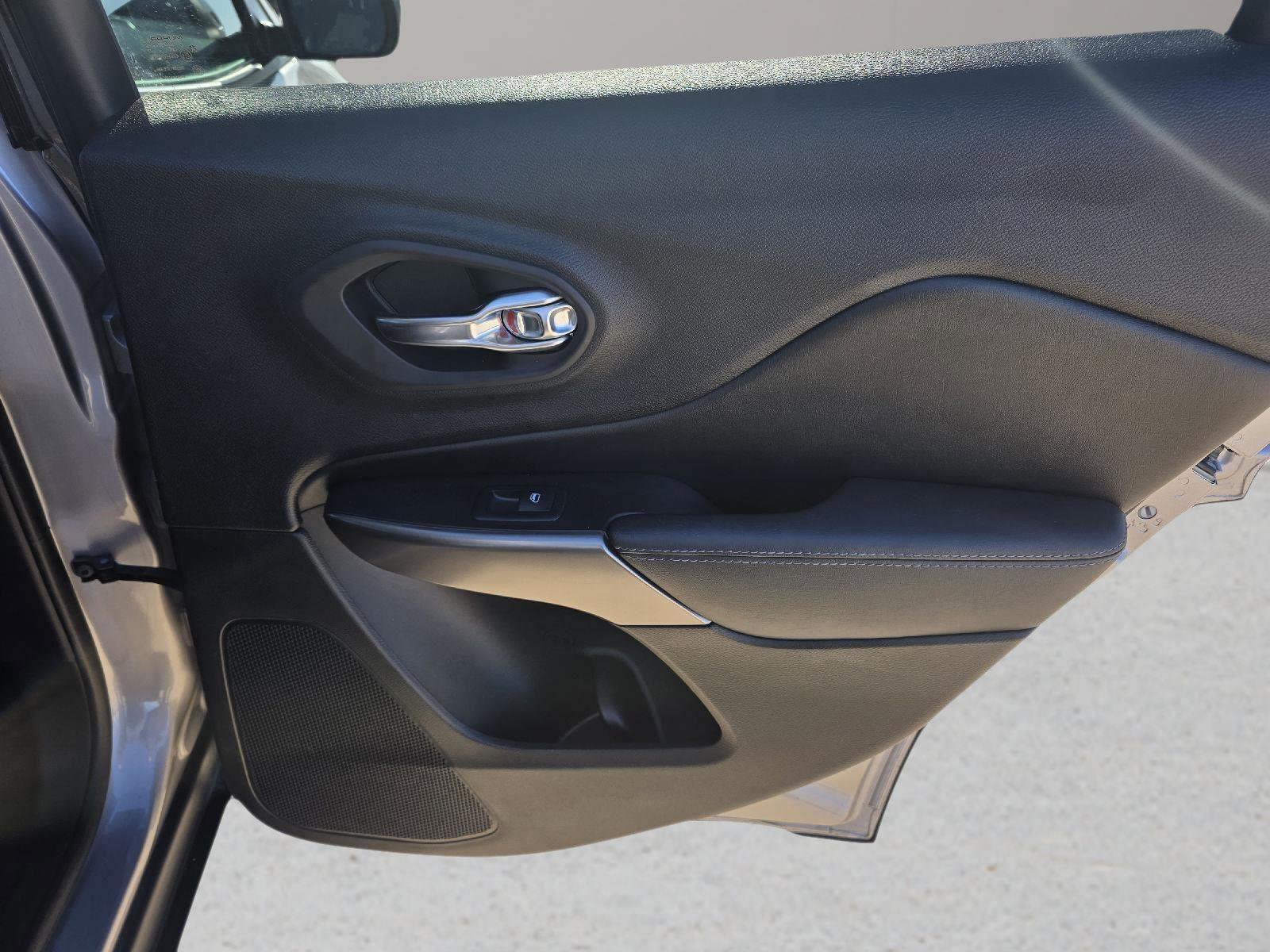 Used 2020 Jeep Cherokee Latitude w/ Cold Weather Group image 29