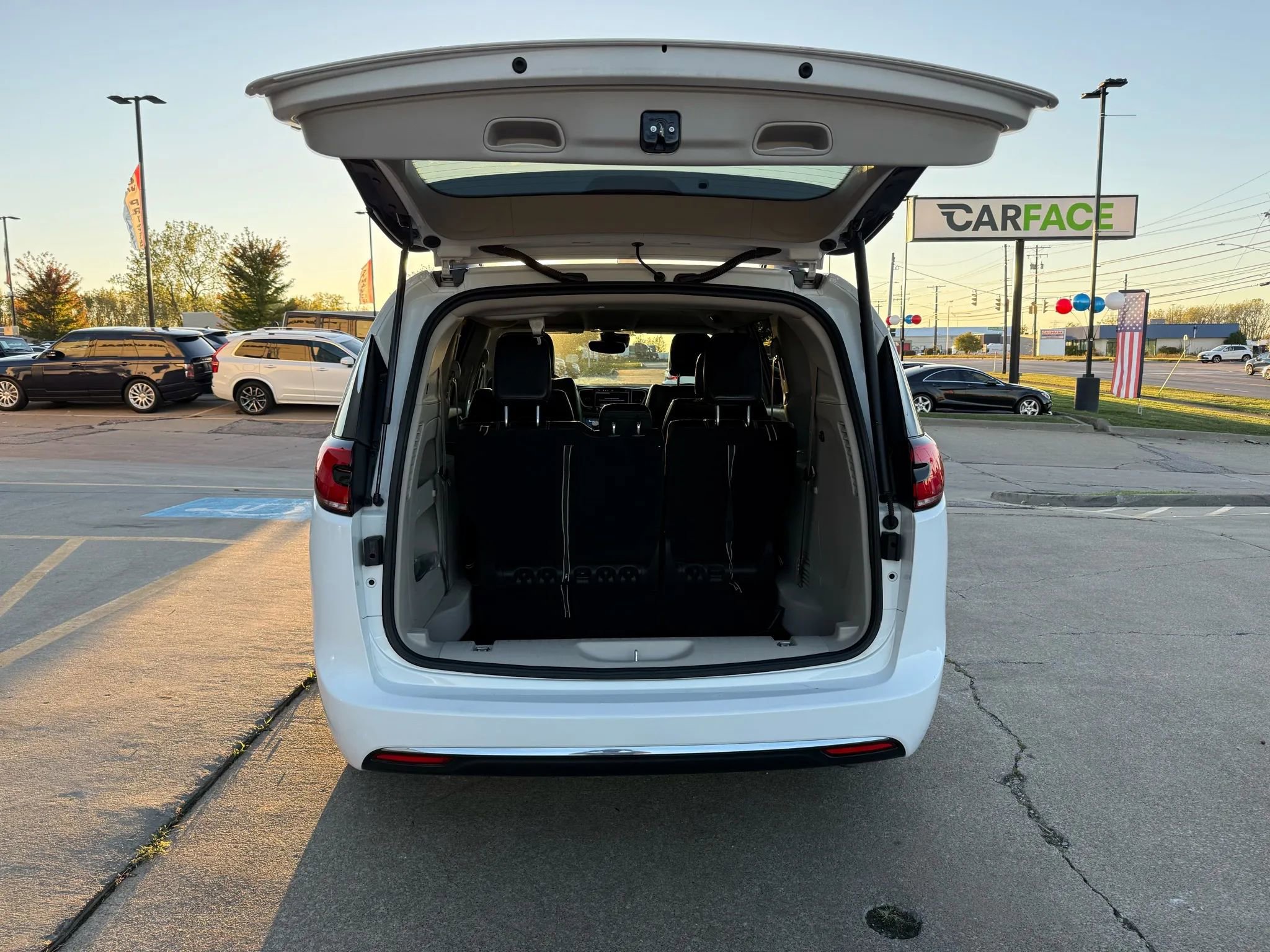 Used 2022 Chrysler Pacifica Touring-L image 12