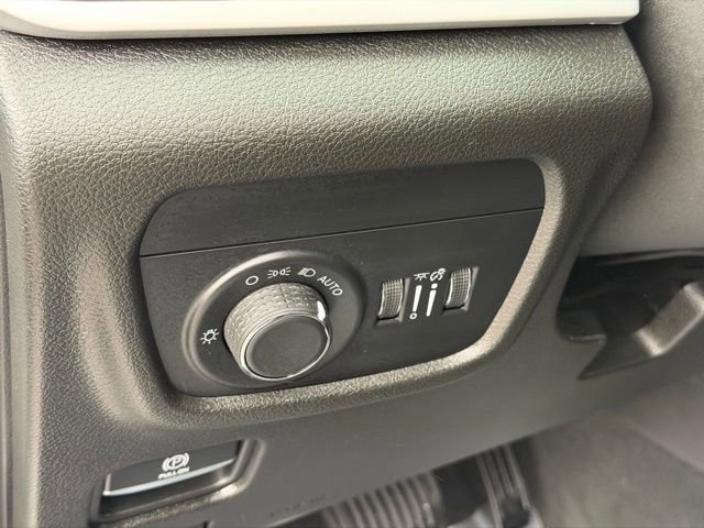 Used 2023 Jeep Grand Cherokee Laredo image 11