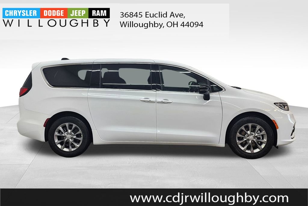 Used 2026 Chrysler Pacifica Limited image 4