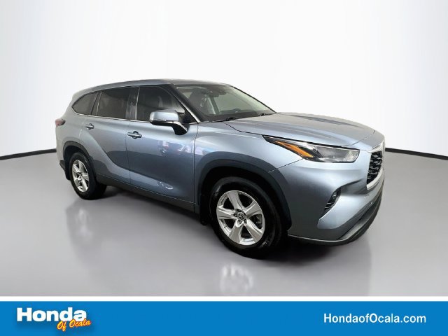 Used 2024 Toyota Highlander LE FWD image 1
