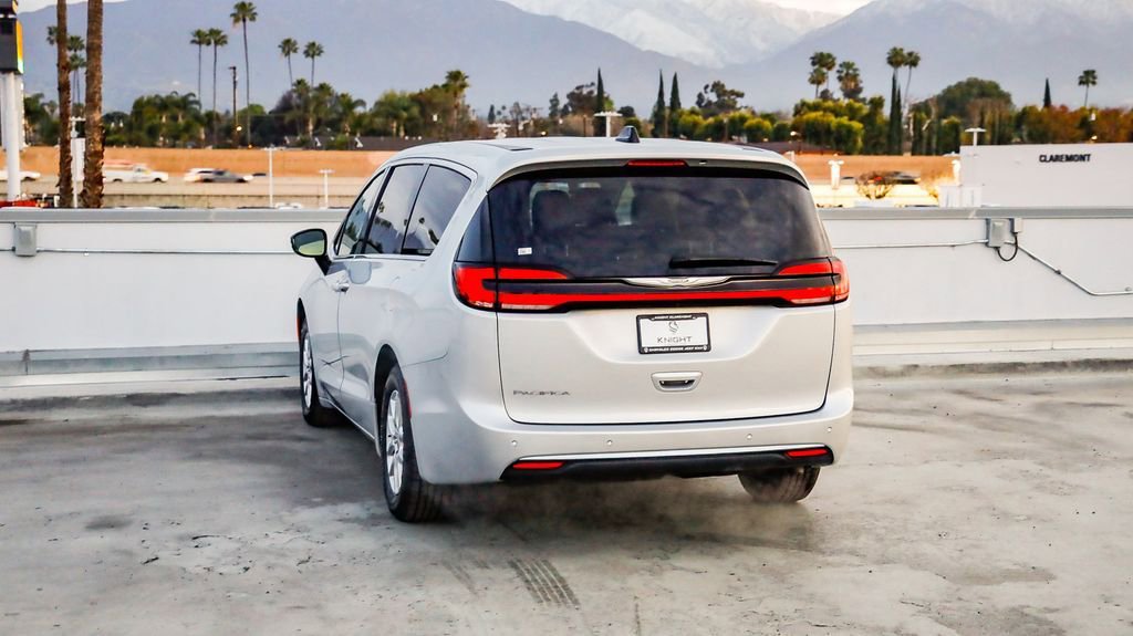 Certified 2024 Chrysler Pacifica Touring-L image 7