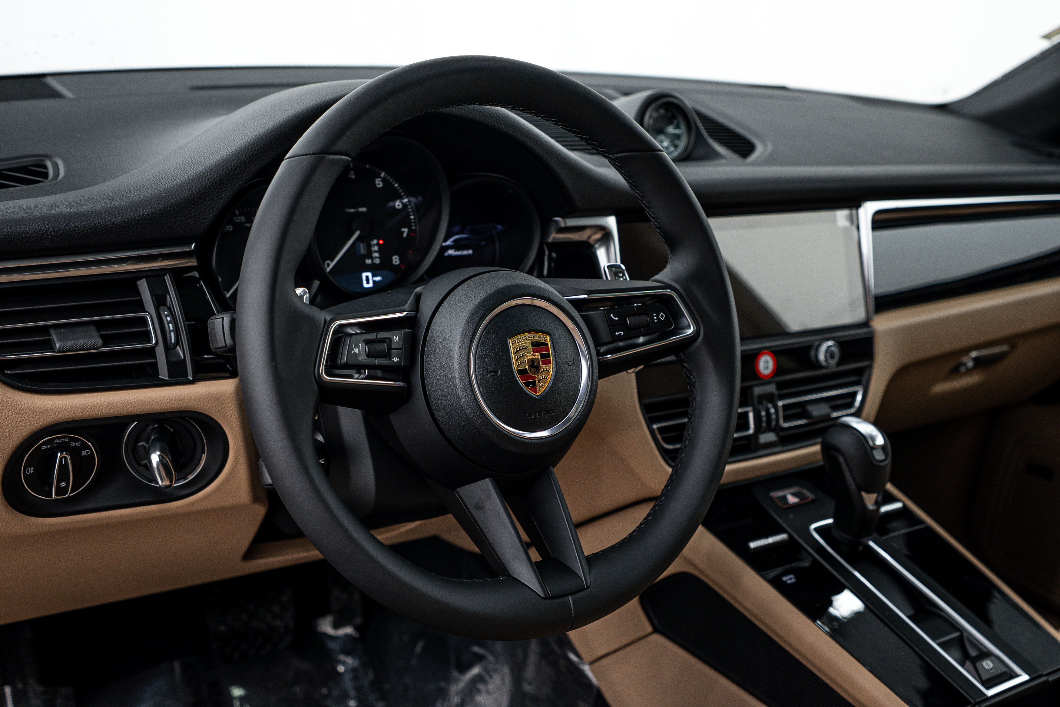 Certified 2026 Porsche Macan AWD/4WD image 13