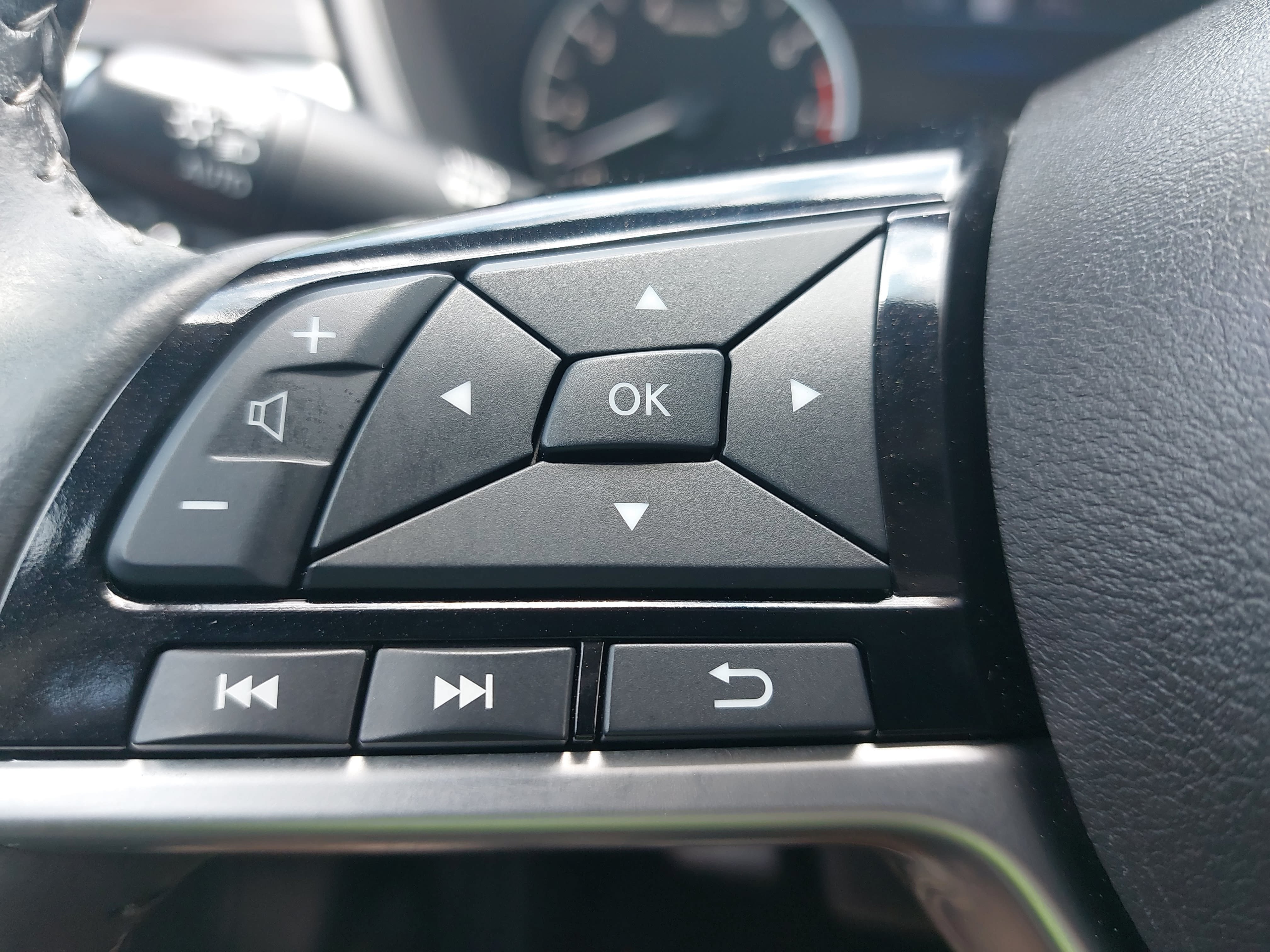 Used 2024 Nissan Altima 2.5 SV w/ SV Premium Package FWD image 17
