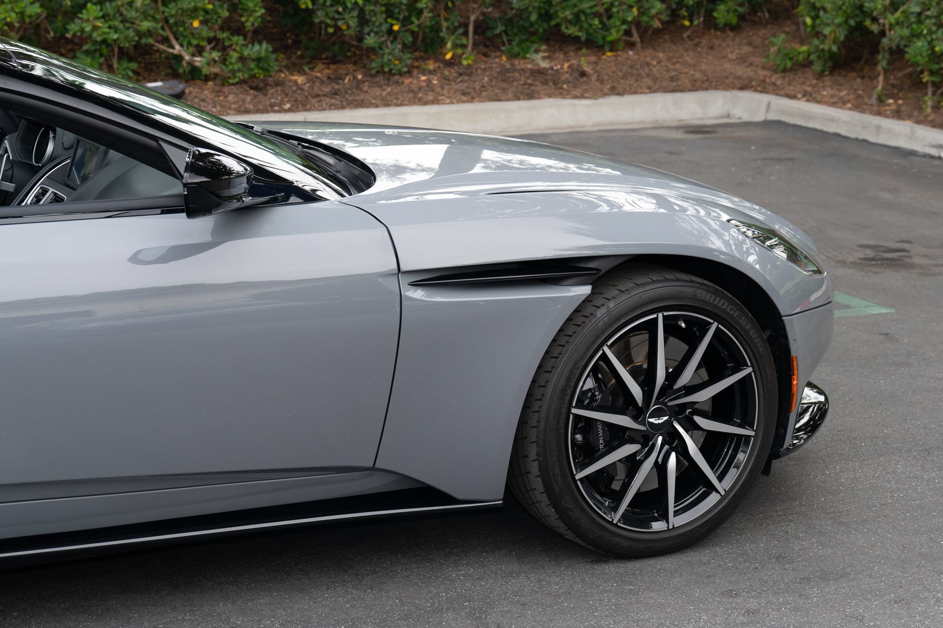 Used 2022 Aston Martin DB11 Volante RWD image 10