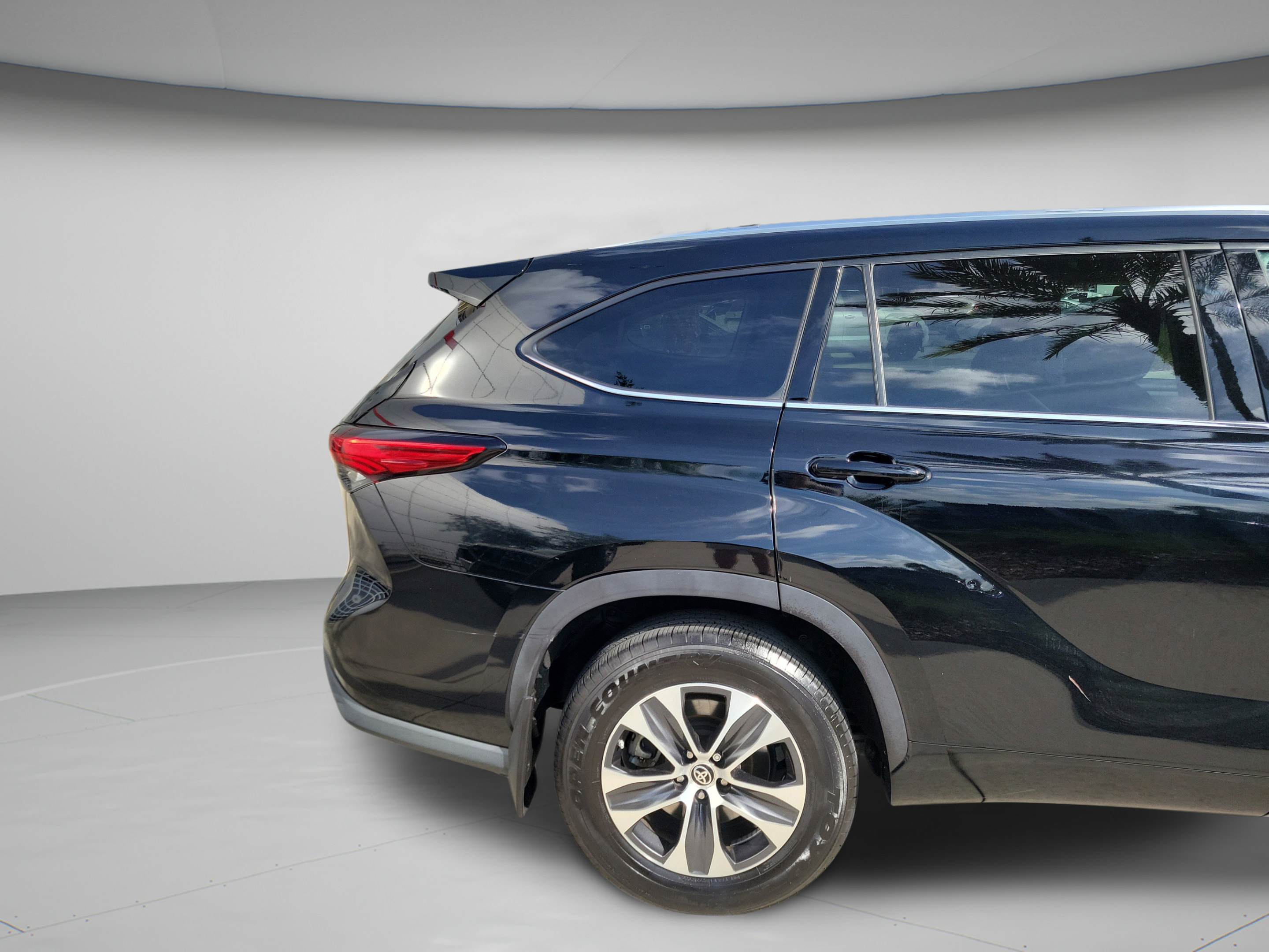 Used 2021 Toyota Highlander XLE AWD/4WD image 29
