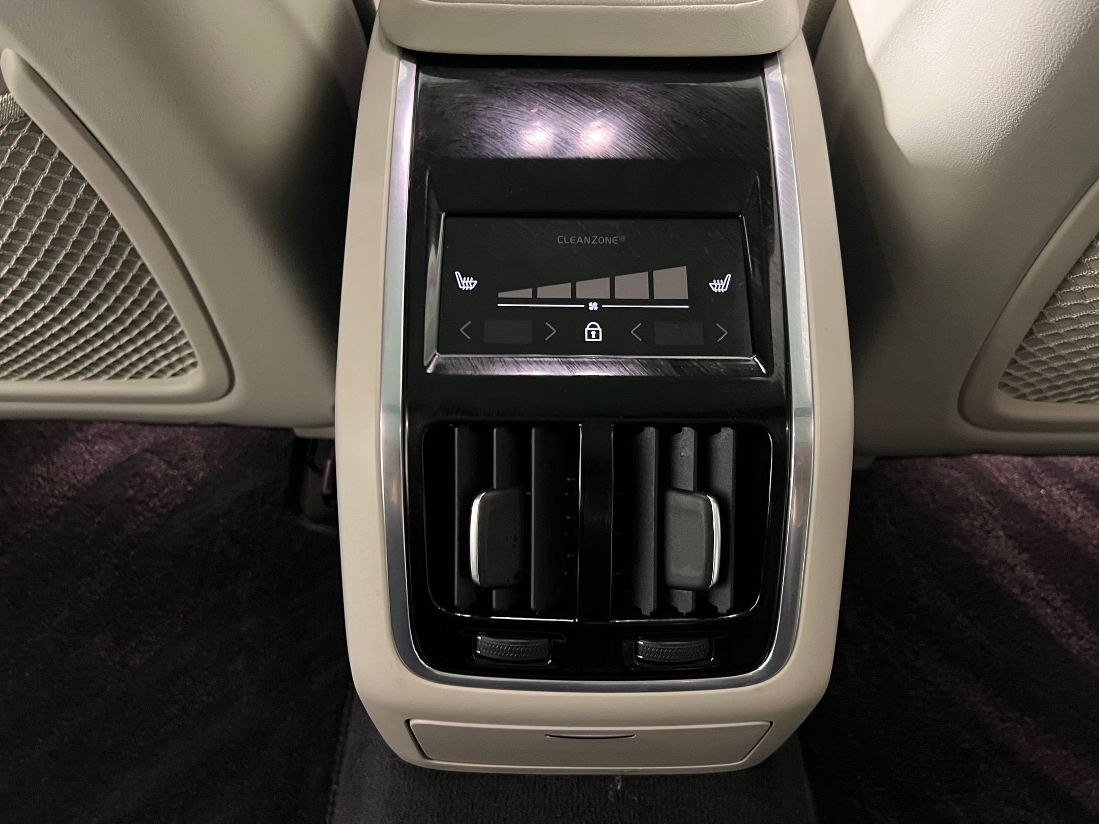 Used 2025 Volvo S90 B6 Plus image 33