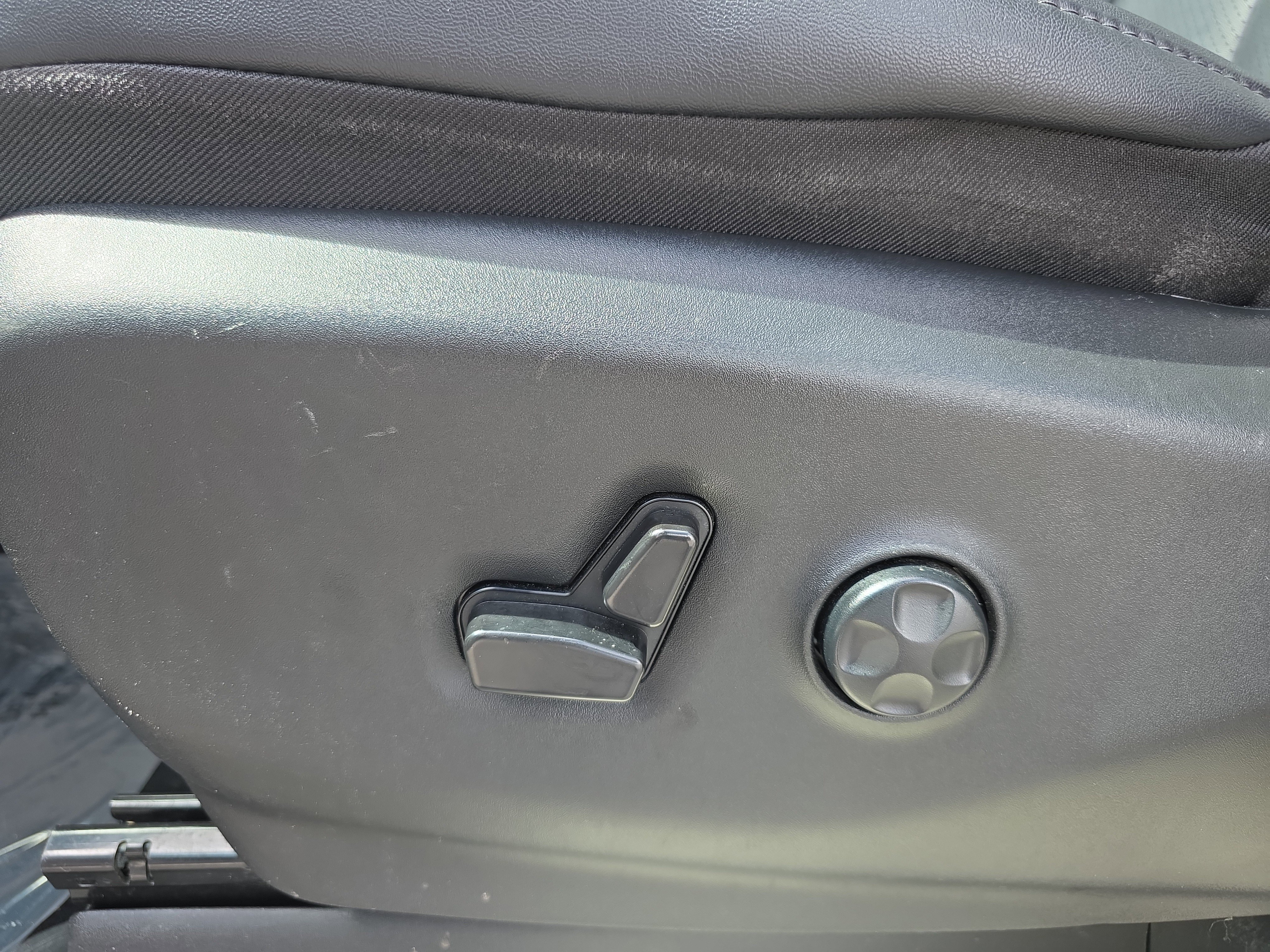 Used 2024 Chrysler Pacifica Touring-L FWD image 23