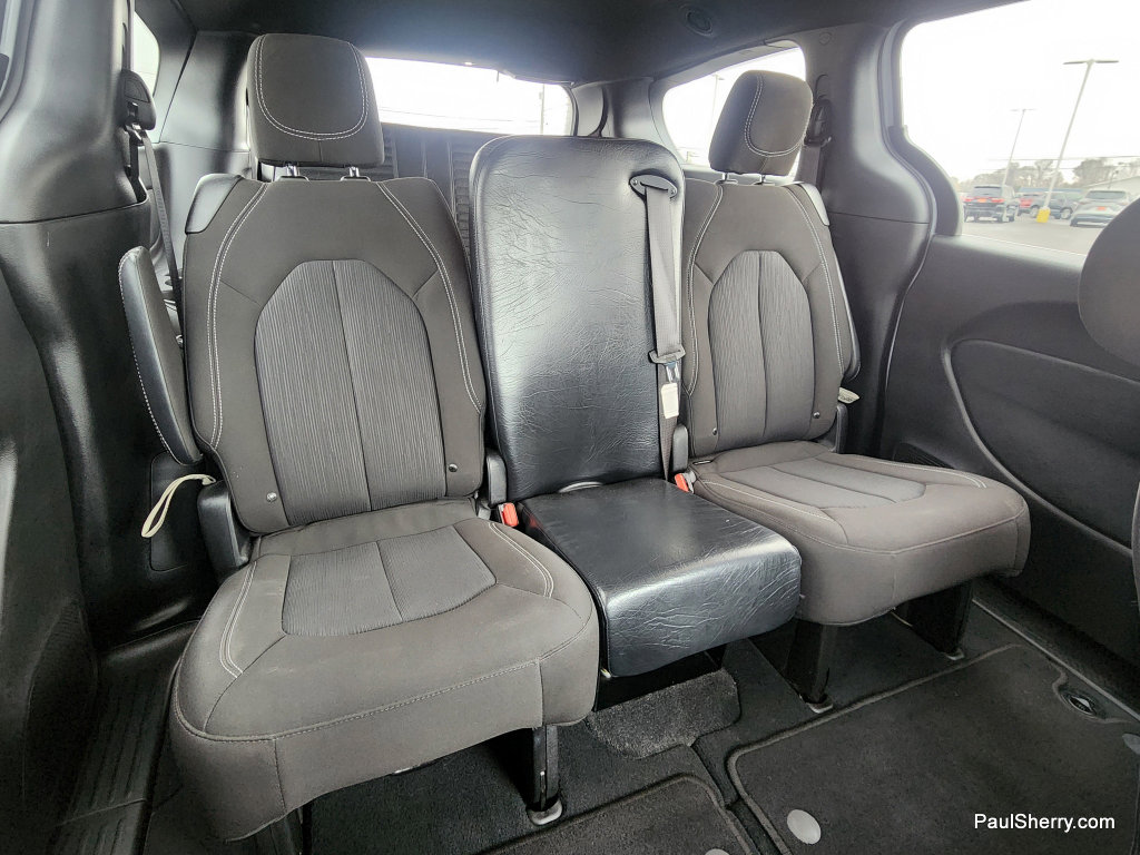 Used 2024 Chrysler Pacifica Touring image 5