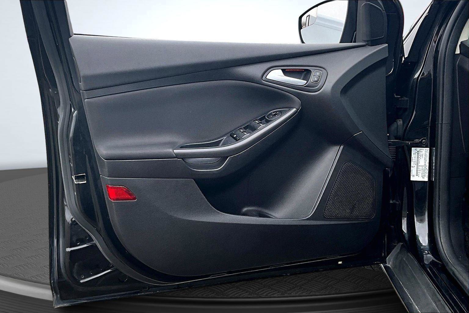 Used 2015 Ford Focus SE w/ Equipment Group 201A image 23