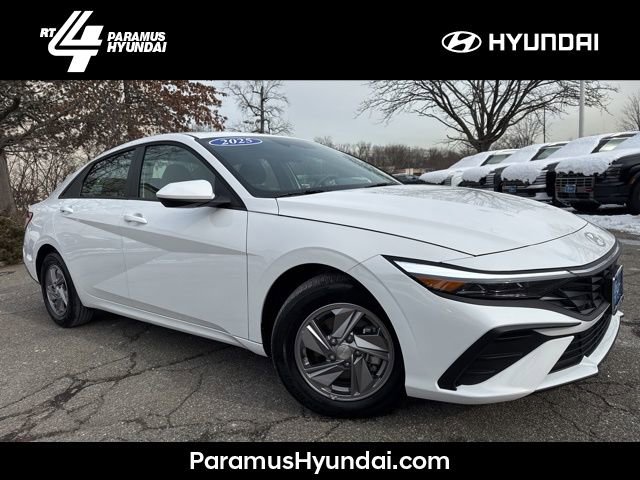 Certified 2025 Hyundai Elantra SE image 1