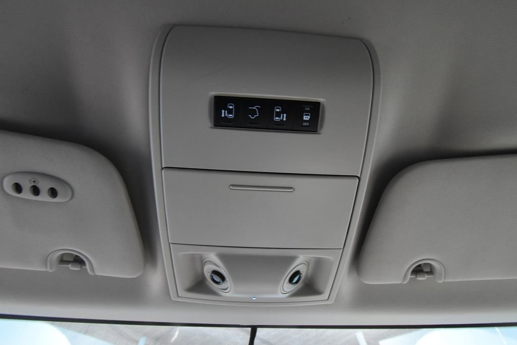 Used 2016 Chrysler Town & Country Touring FWD image 21