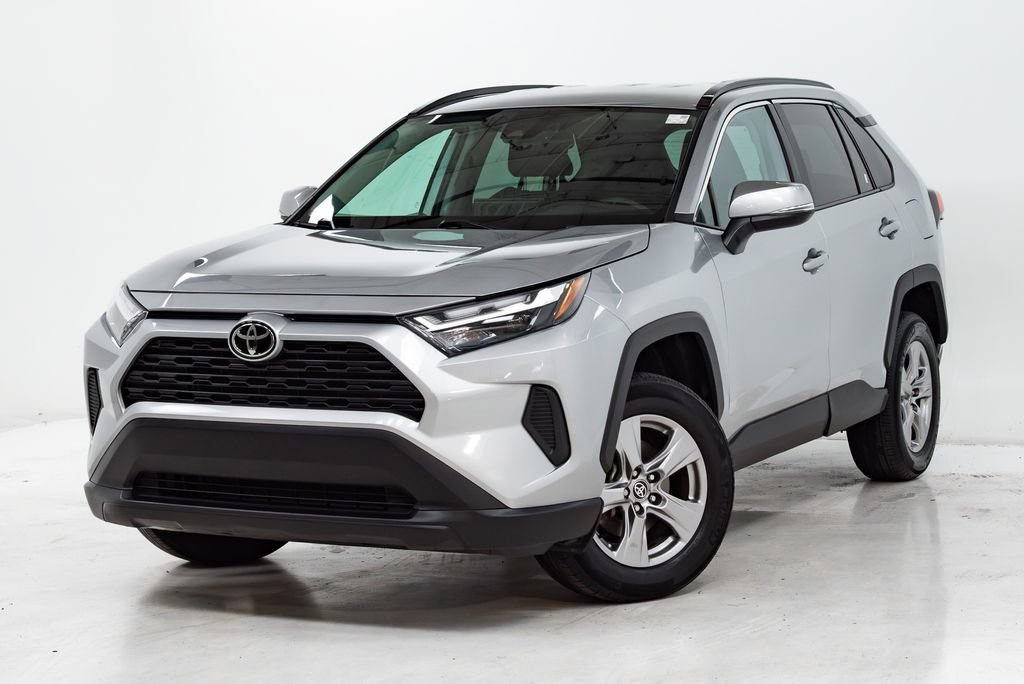 Used 2025 Toyota RAV4 XLE AWD/4WD image 1