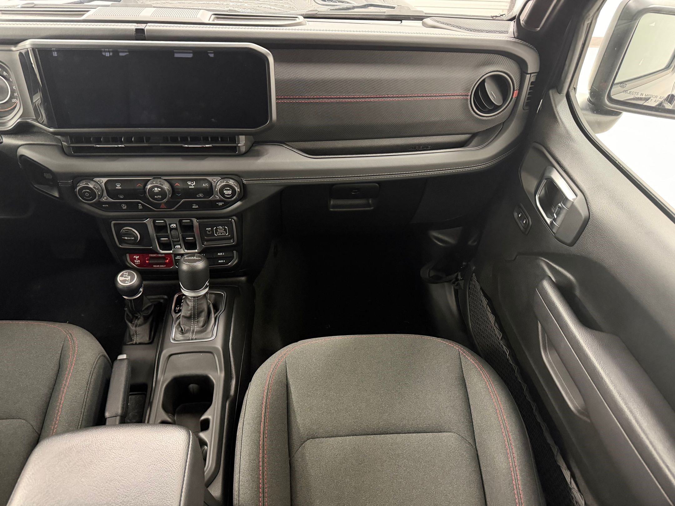Used 2025 Jeep Gladiator Rubicon w/ Technology Group AWD/4WD image 42