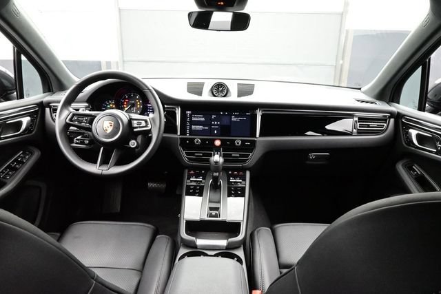 Certified 2025 Porsche Macan AWD/4WD image 19