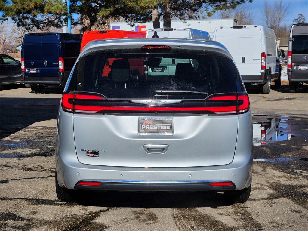 Used 2024 Chrysler Pacifica Touring-L image 13