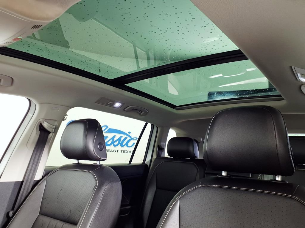 Used 2022 Volkswagen Tiguan SE w/ Panoramic Sunroof Package image 16