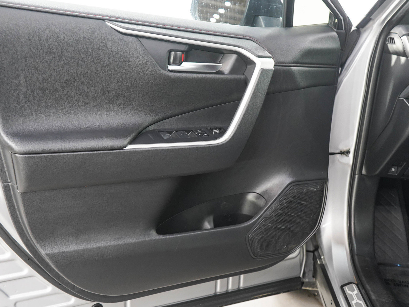 Used 2022 Toyota RAV4 XSE w/ Weather Package AWD/4WD image 19