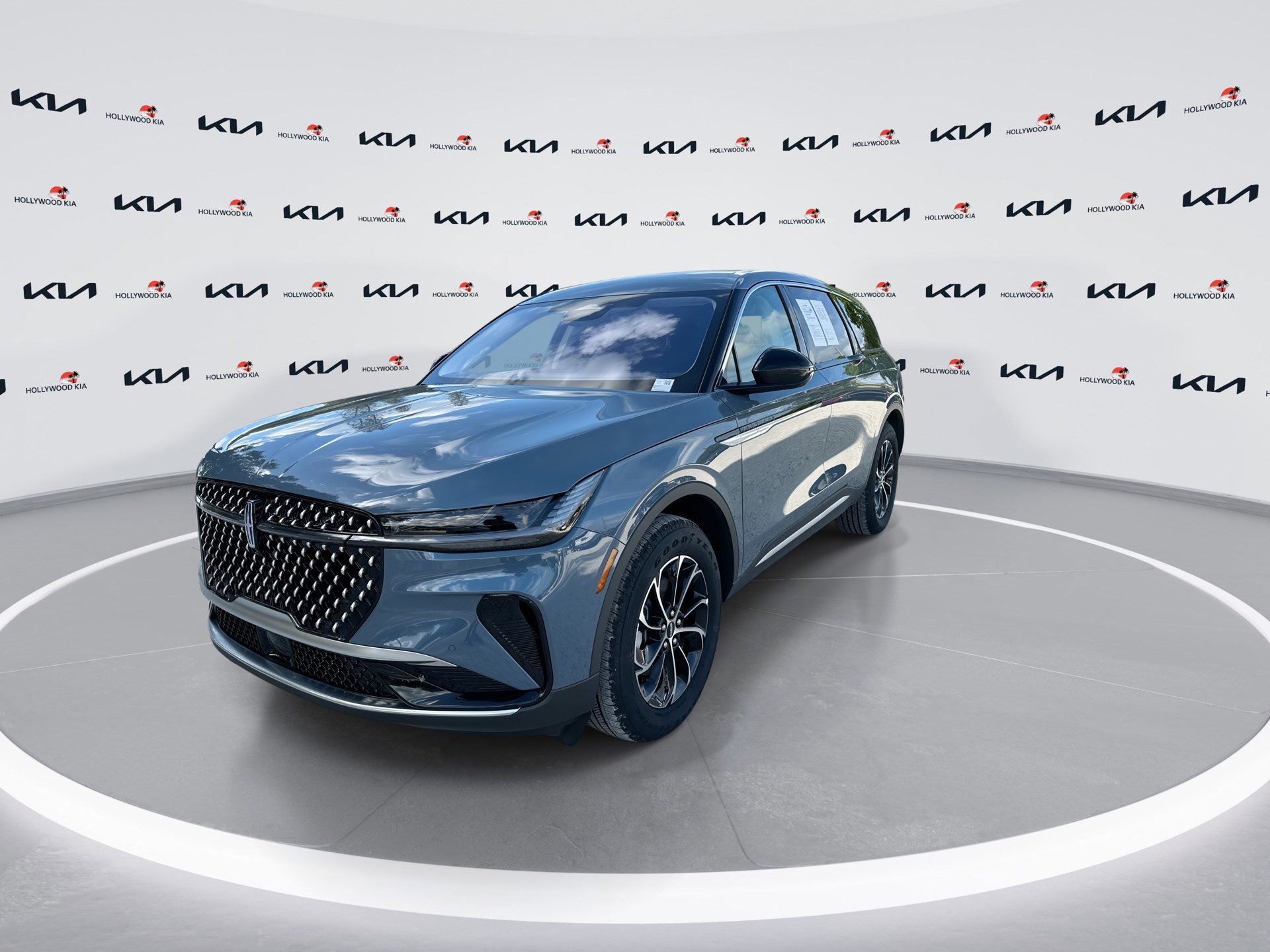 Used 2025 Lincoln Nautilus Premier image 4