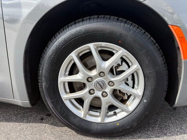 Used 2023 Chrysler Pacifica Touring-L FWD image 5